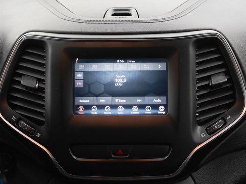 Used 2019 Jeep Cherokee Latitude w/ Cold Weather Group AWD/4WD image 15
