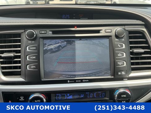 Used 2019 Toyota Highlander XLE FWD image 17