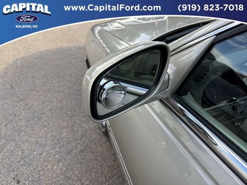 Used 2004 Lincoln Town Car Signature image 12