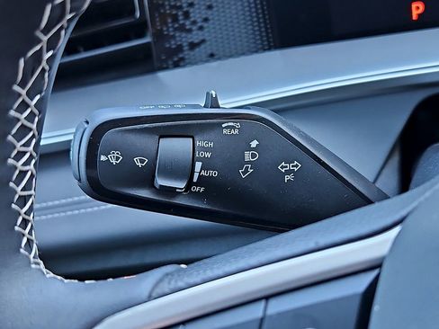 Certified 2025 Volkswagen Tiguan SE image 21