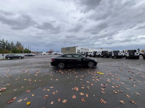 Used 2025 Volkswagen Jetta SE image 16