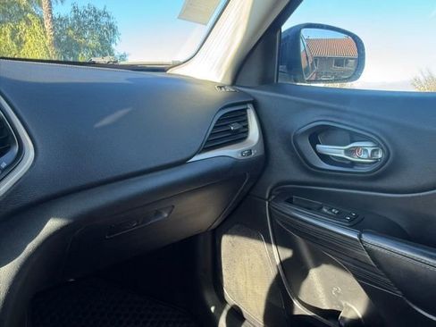 Used 2015 Jeep Cherokee Limited w/ Luxury Group image 25