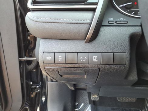 Used 2020 Toyota Camry SE FWD image 16