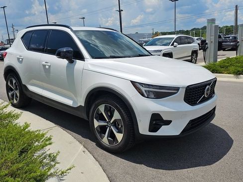 Used 2023 Volvo XC40 B4 Ultimate FWD image 3