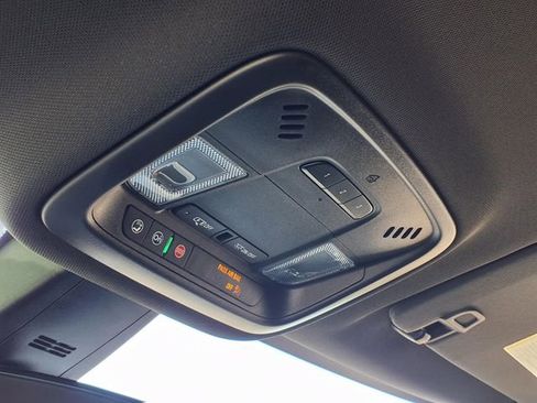 Used 2023 Chevrolet Traverse LT FWD image 16
