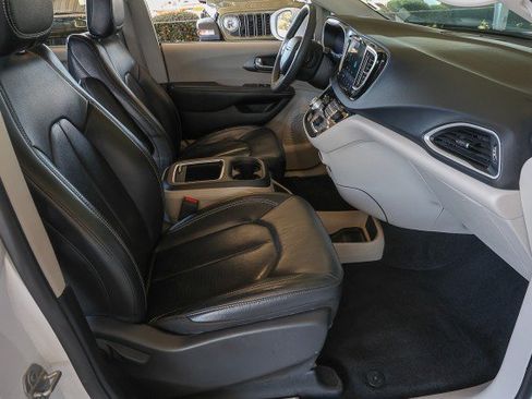 Used 2022 Chrysler Pacifica Touring-L FWD image 35
