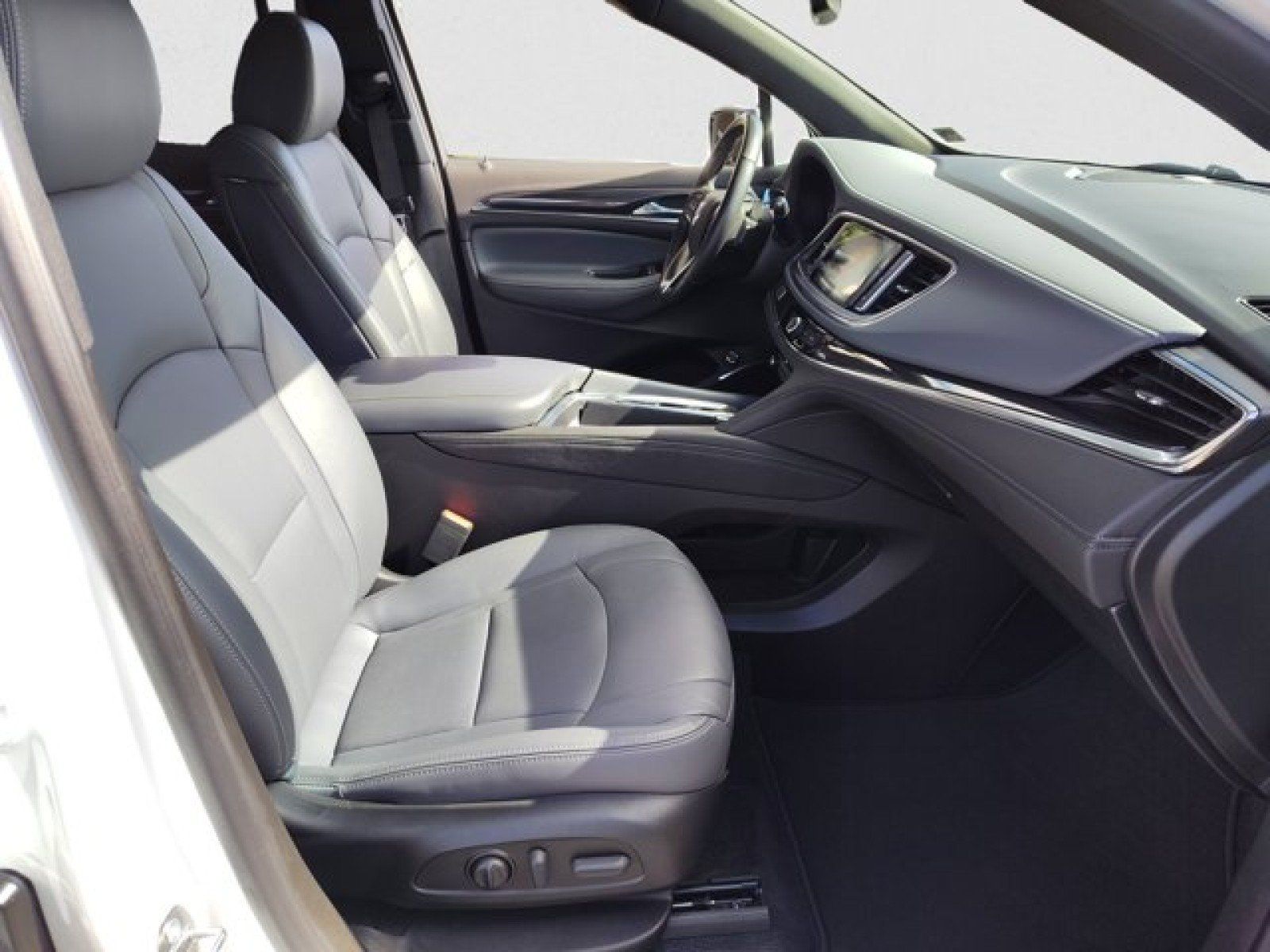 Used 2023 Buick Enclave Essence FWD image 21