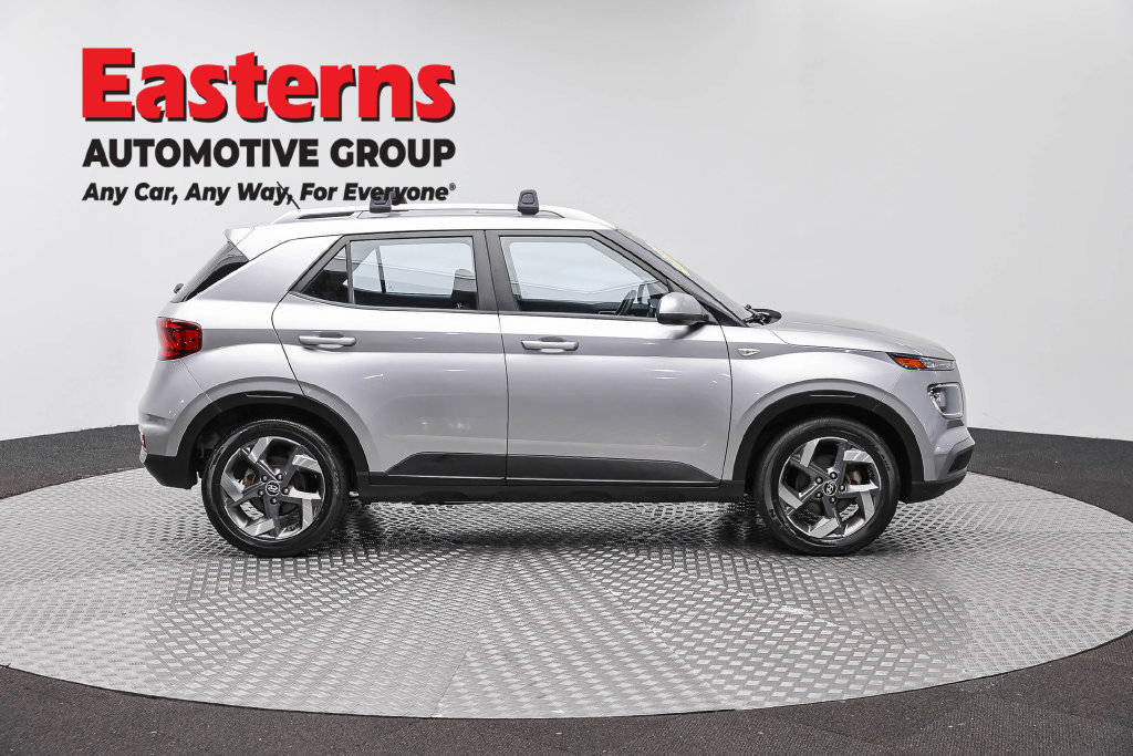 Used 2023 Hyundai Venue SEL FWD image 6