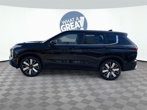 New 2025 Mitsubishi Outlander SE image 3