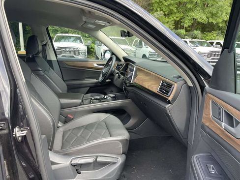 Used 2025 Volkswagen Atlas SE AWD/4WD image 11