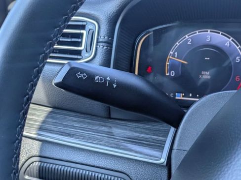 Used 2024 Jeep Wagoneer L Series II RWD image 27