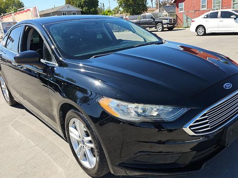 Used 2018 Ford Fusion SE w/ Fusion SE Technology Package FWD image 3
