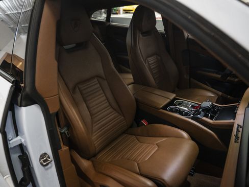 Used 2025 Lamborghini Urus SE AWD/4WD image 29