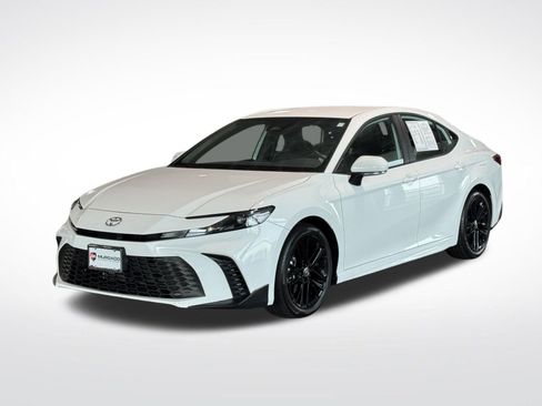 Used 2025 Toyota Camry SE image 4