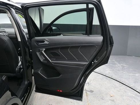 Used 2024 Volkswagen Tiguan SE image 11