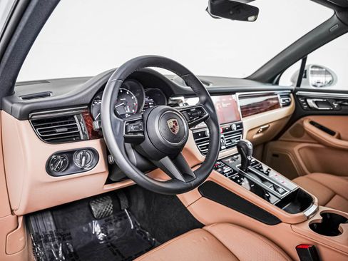 Certified 2026 Porsche Macan AWD/4WD image 4
