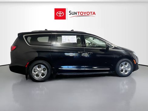 Used 2020 Chrysler Pacifica Touring-L w/ Premium Audio Group image 2