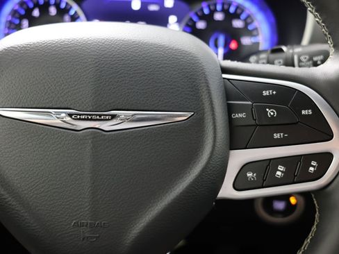 Used 2025 Chrysler Pacifica Select FWD image 27