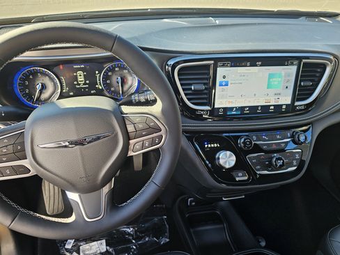 New 2026 Chrysler Pacifica Select image 6