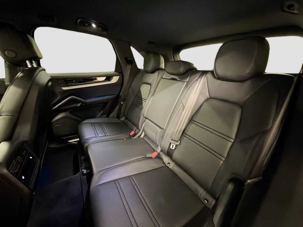 Certified 2025 Porsche Cayenne E-Hybrid AWD/4WD image 24