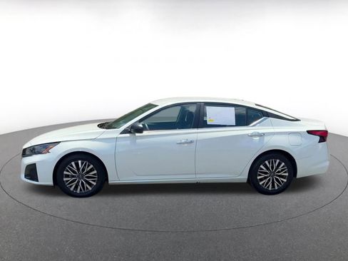 Used 2025 Nissan Altima 2.5 SV FWD image 9