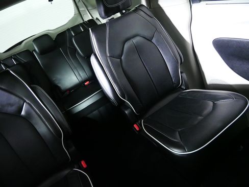 Used 2023 Chrysler Pacifica Limited AWD/4WD image 14