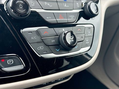 Used 2024 Chrysler Pacifica Touring-L FWD image 15