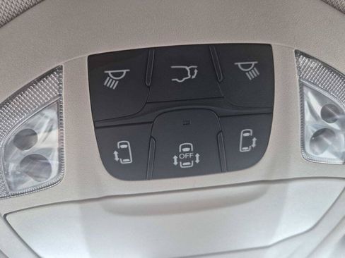 Used 2023 Chrysler Pacifica Touring-L FWD image 19
