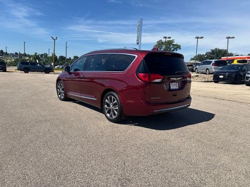 Used 2018 Chrysler Pacifica Limited w/ Tire & Wheel Group FWD image 3