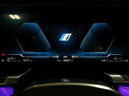 Used 2025 BMW 750e xDrive w/ Premium Package image 18