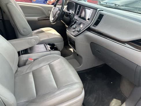Used 2017 Toyota Sienna XLE w/ XLE Navigation Package image 9