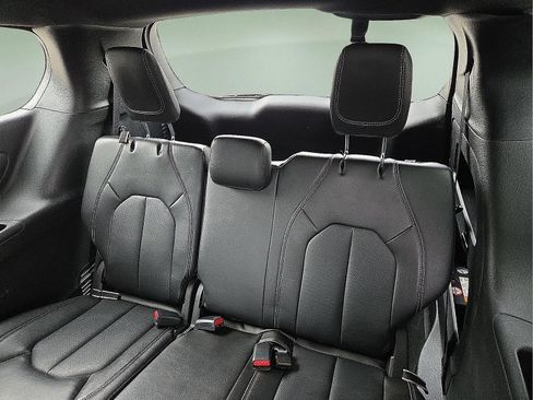 Used 2025 Chrysler Pacifica Select FWD image 10