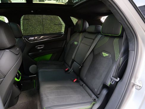 Used 2025 Bentley Bentayga AWD/4WD image 24