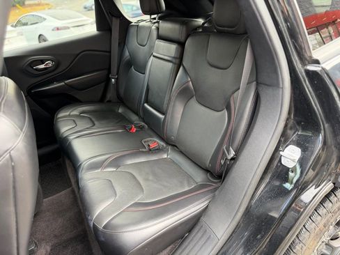 Used 2019 Jeep Cherokee Trailhawk image 32