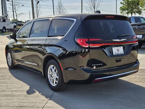 New 2026 Chrysler Pacifica Select image 3