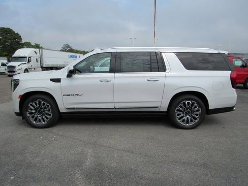Used 2023 GMC Yukon XL Denali Ultimate image 2