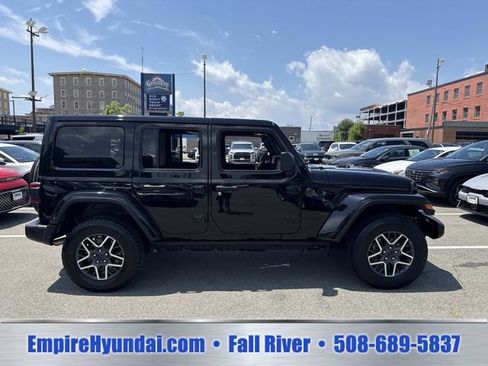 Used 2025 Jeep Wrangler Unlimited Sahara AWD/4WD image 3
