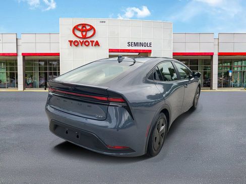 Used 2024 Toyota Prius LE FWD image 3