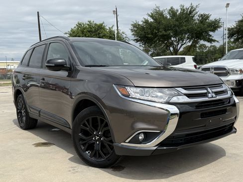 Used 2018 Mitsubishi Outlander ES AWD/4WD image 2