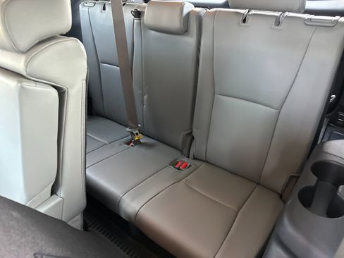 Used 2025 Toyota Highlander XLE image 14