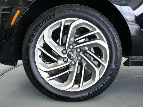 Used 2025 Lincoln Navigator Reserve image 9