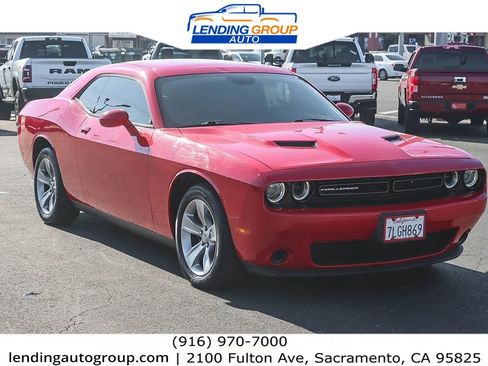 Used 2015 Dodge Challenger SXT image 5