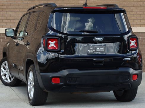 Used 2018 Jeep Renegade Latitude w/ UConnect 8.4 Nav Group FWD image 7