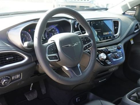 New 2026 Chrysler Pacifica Select FWD image 18