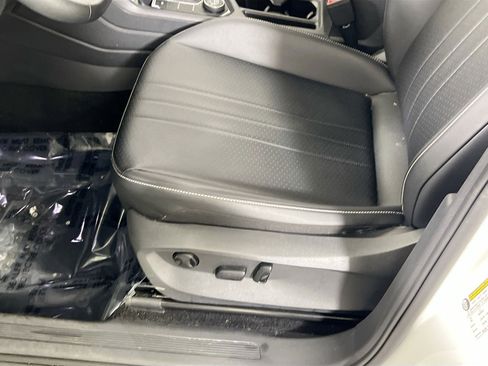 Used 2022 Volkswagen Tiguan SE image 18