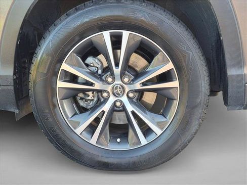 Used 2018 Toyota Highlander Plus FWD image 21