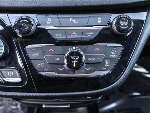 Used 2020 Chrysler Pacifica Touring-L image 17