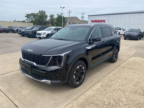 Used 2024 Kia Sorento S image 2