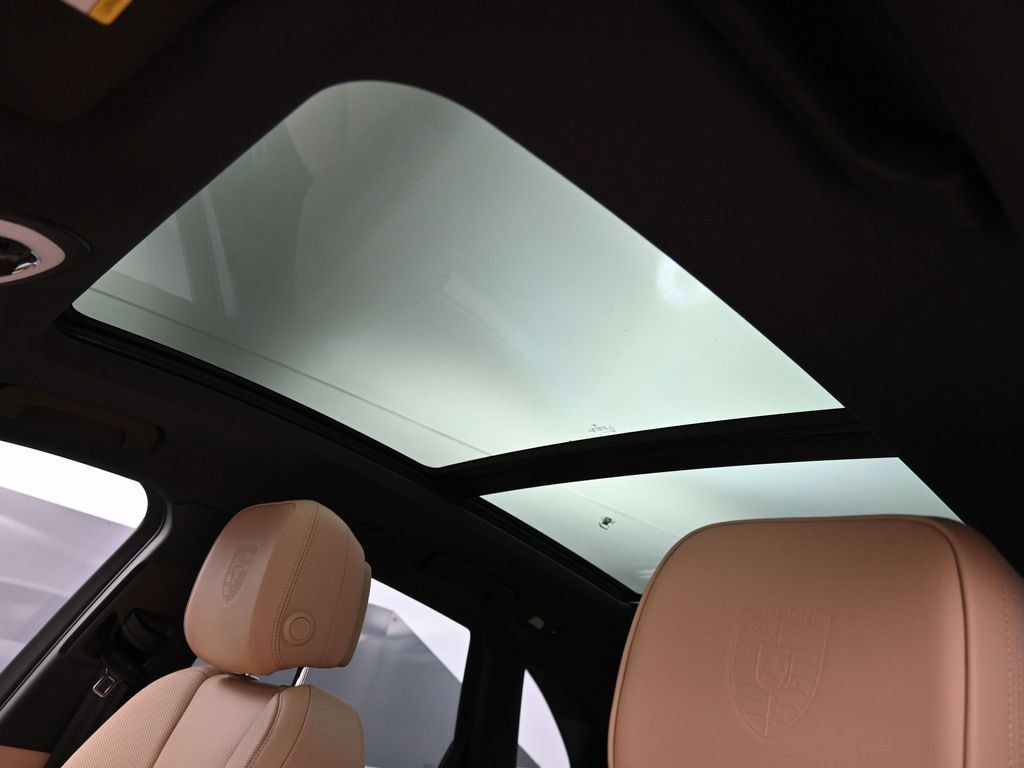 Certified 2025 Porsche Macan AWD/4WD image 23