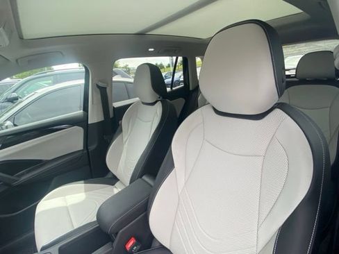 Used 2025 Volkswagen Tiguan SE w/ Panoramic Sunroof Package AWD/4WD image 13